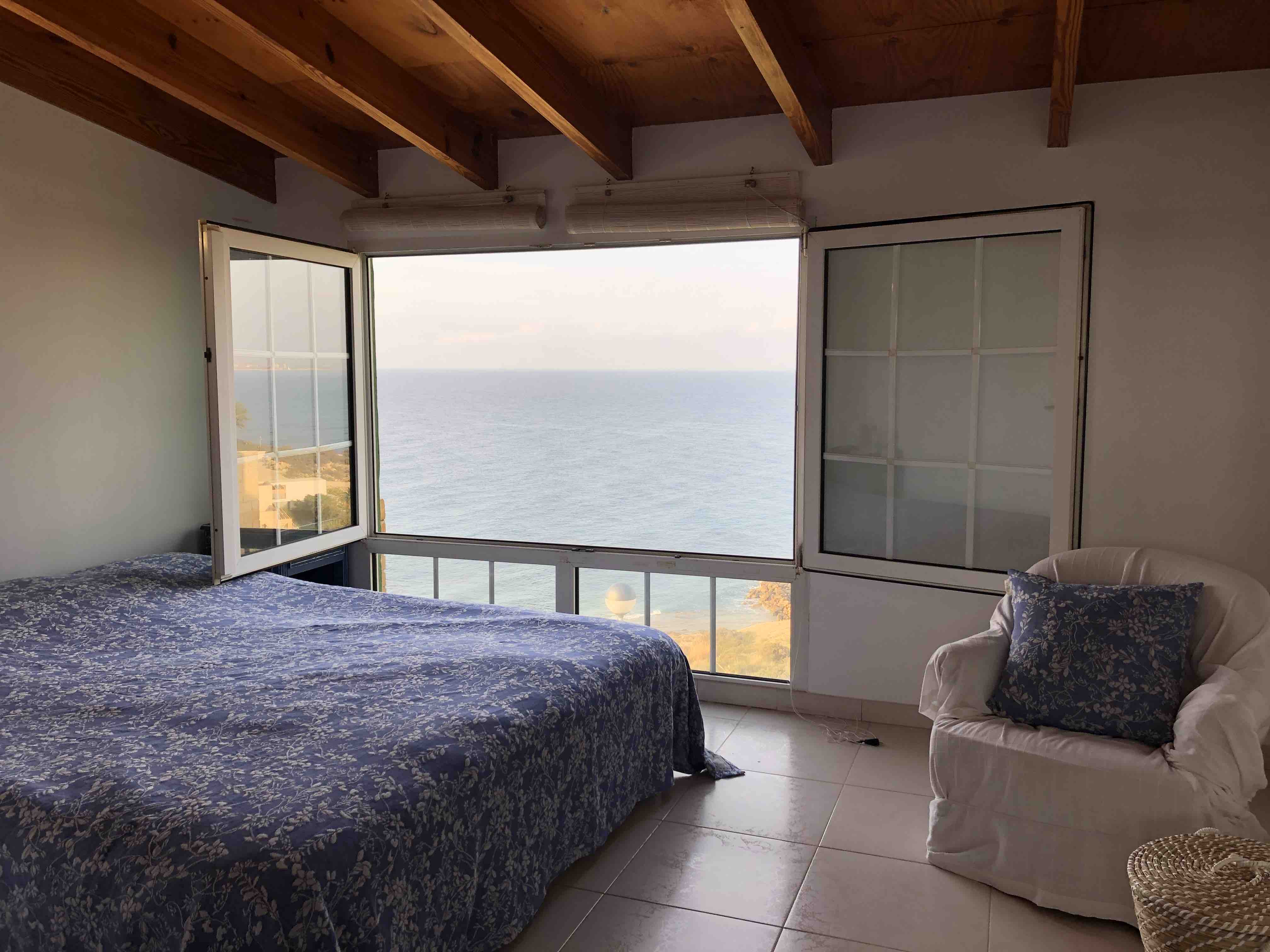 großes Schlafzimmer mit Doppelbett und Zustellbett